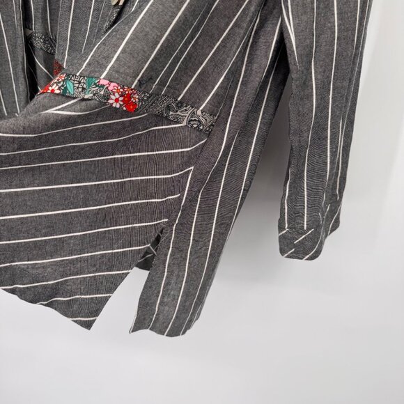 John Mark Gray  Floral Striped Button-Up Blouse tunic Pocket  size medium - Picture 8 of 16